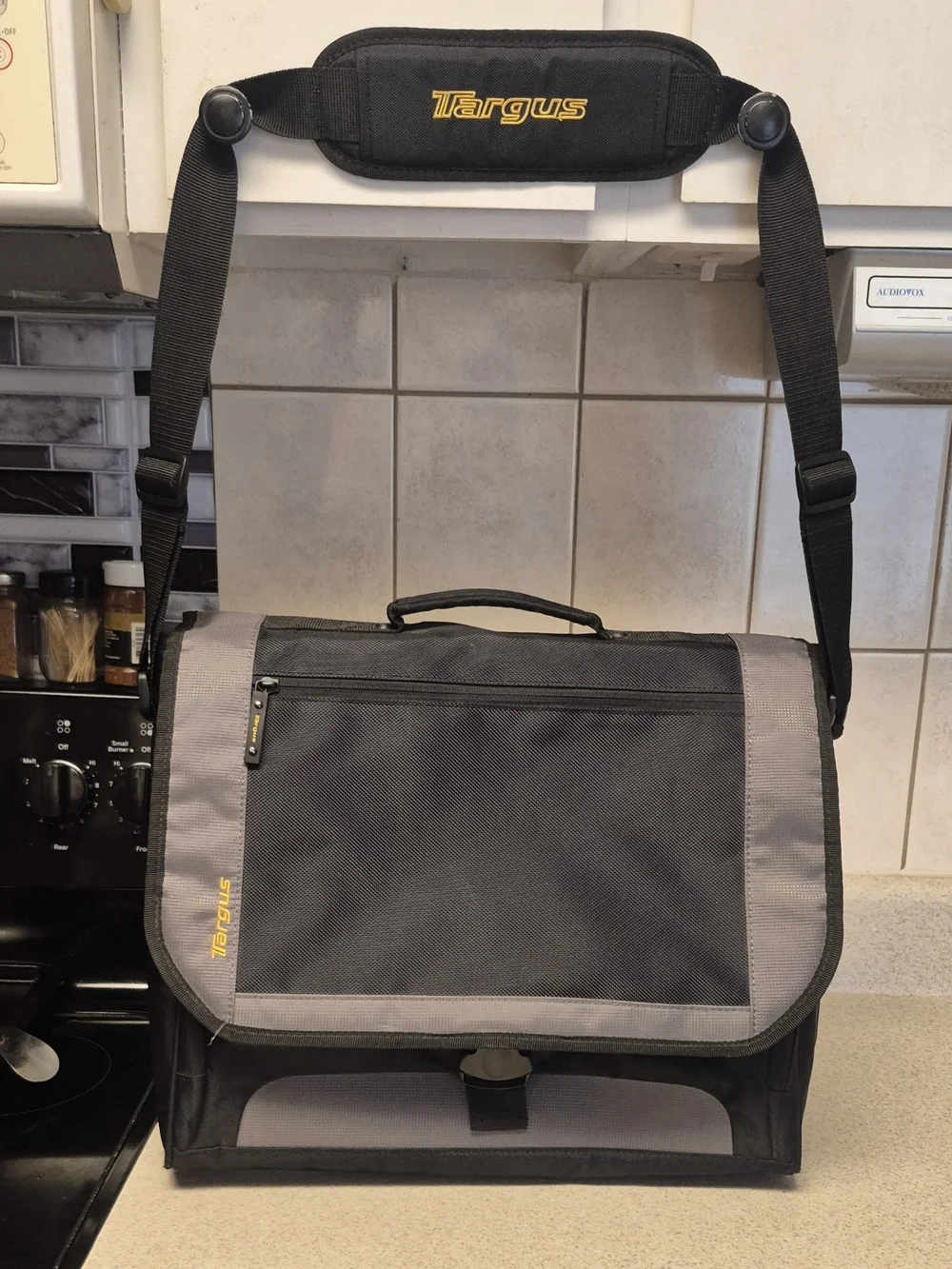 Targus Men’s Black & Gray Messenger Bag NWOT